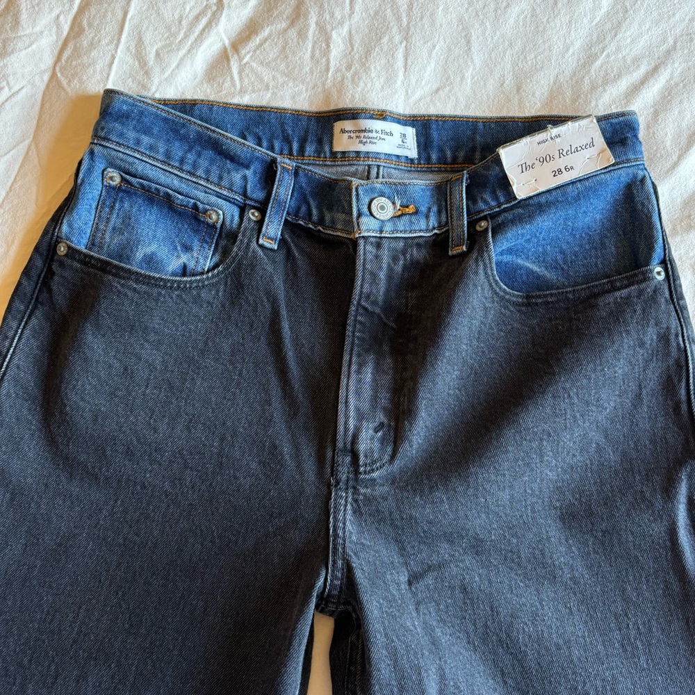 A&F women’s 90’s relaxed fit jeans